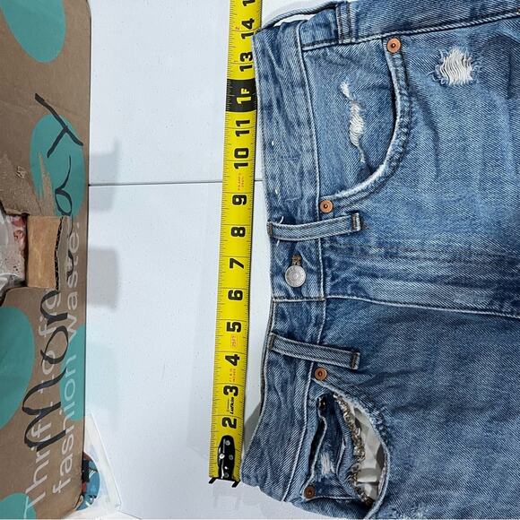 Madewell Relaxed Denim Shorts in Renfield Wash: Destructed Edition Distressed - Picture 8 of 9
